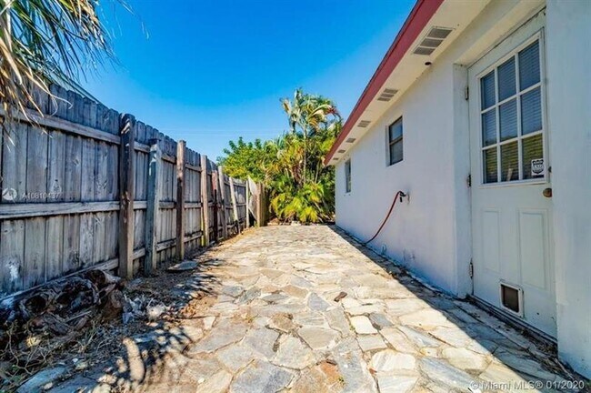 Building Photo - 611 NW 39th St