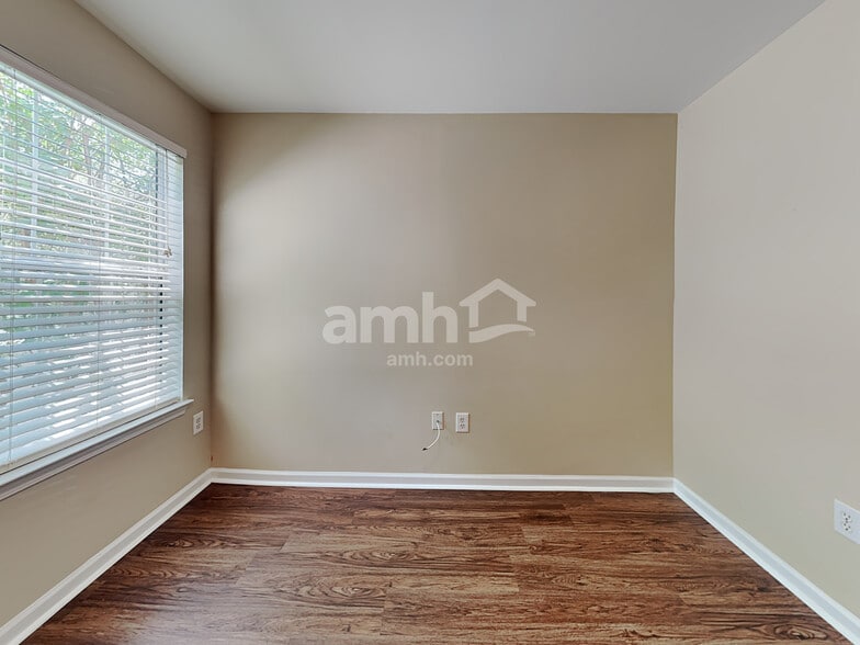 Building Photo - 103 Hawkesbury Rd