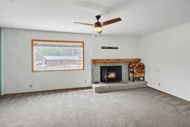 Building Photo - 305 Mesa Dr