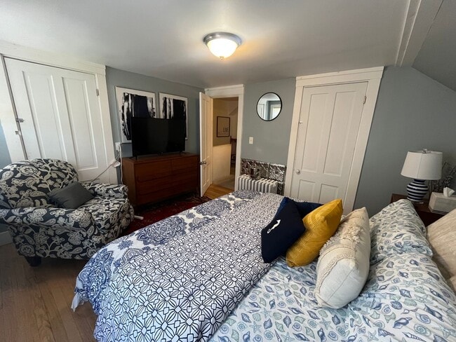 Building Photo - Fully Furnished Single Family House for Re...