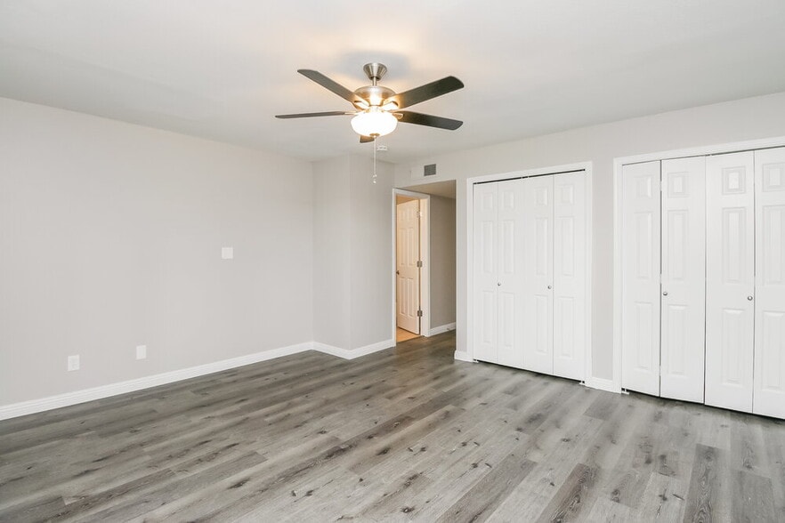 Building Photo - 6106 E Ivyglen St