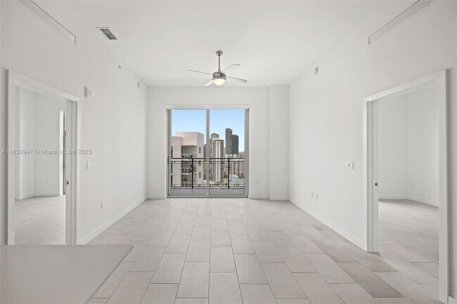 Building Photo - 2150 N Bayshore Dr