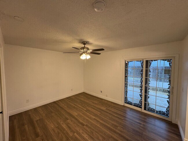 Building Photo - SW Visalia Home Available Now!