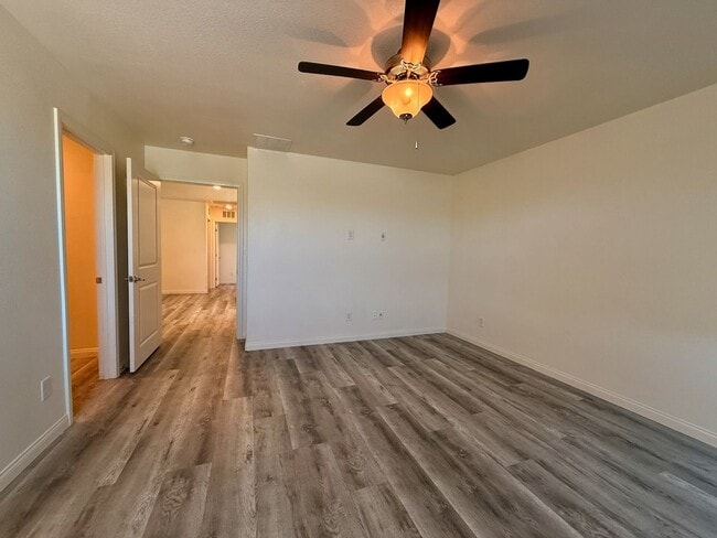 Building Photo - NEWLY UPGRADED 3 BED 2.5 BATH 2 CAR GARAGE...
