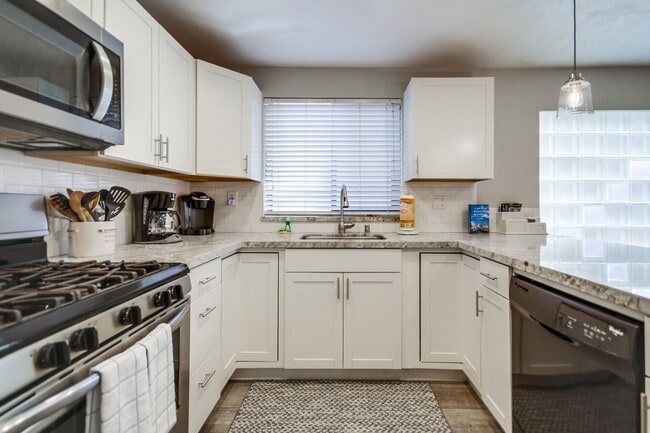 Building Photo - 824 Island Ct