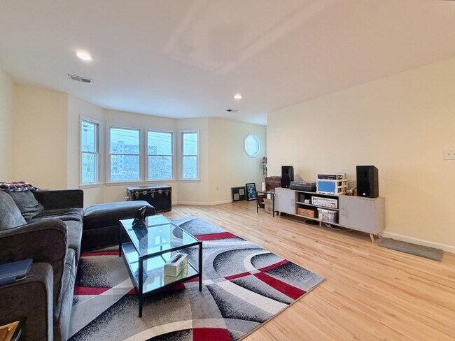 Building Photo - 378 7th St