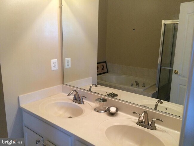 Building Photo - 6805 Oregano Ln
