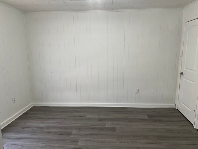Building Photo - 3 Bedroom 1 1/2 Bath – For Rent!
