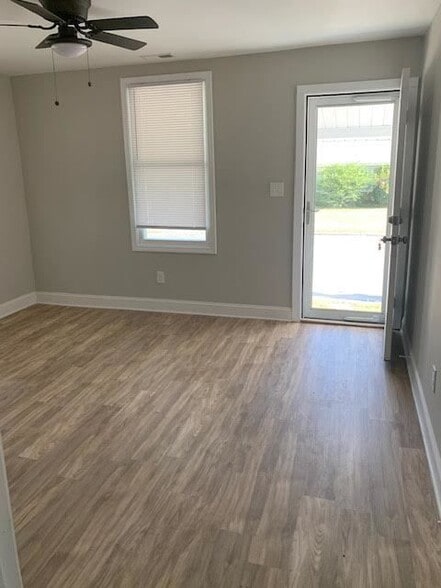 Building Photo - 405 Deck St