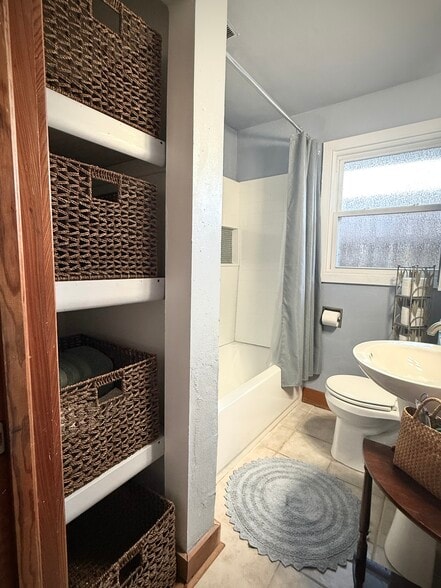 Hallway bath (staged) - 3311 River Rd