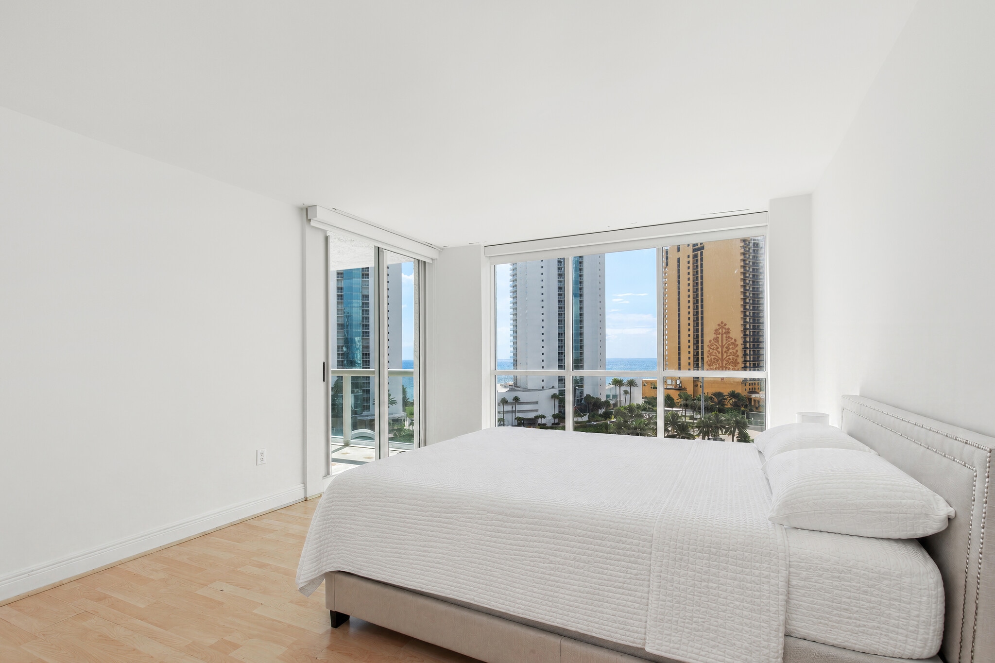 Building Photo - 16400 Collins Ave