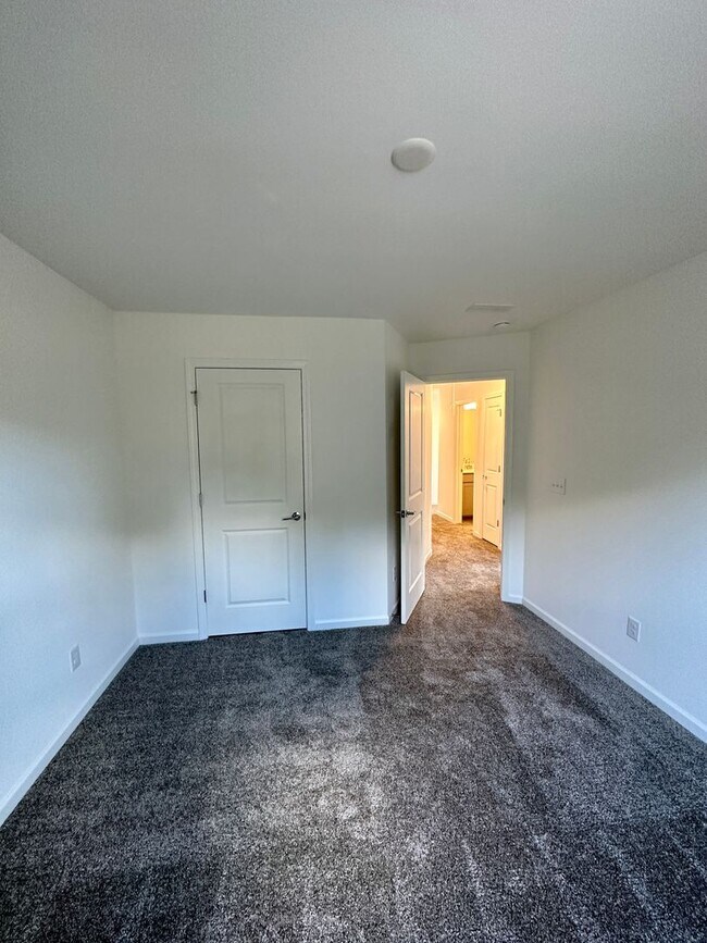 Building Photo - 2BR/3BA End Unit Townhome in Pringle Towns