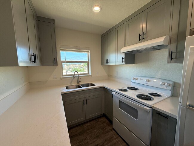 Building Photo - Free Month of Rent for Move in before Dec 1st - Brand New Upstairs 2 Bedroom Apartment