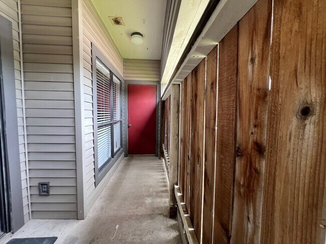 Building Photo - 2025 Augusta Dr