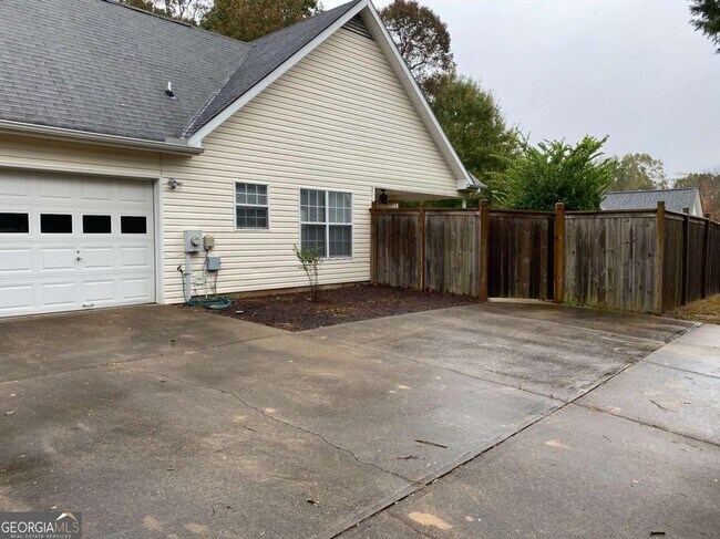 Building Photo - 4343 Grey Park Dr NE