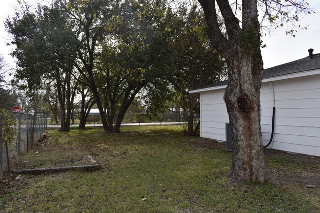 Building Photo - 108 E Kirby Ave