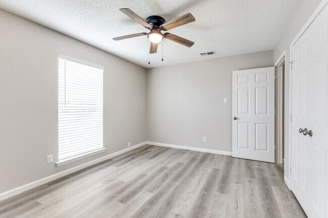 Building Photo - NEWLY RENOVATED • Stunning 3 Bedroom Duplex