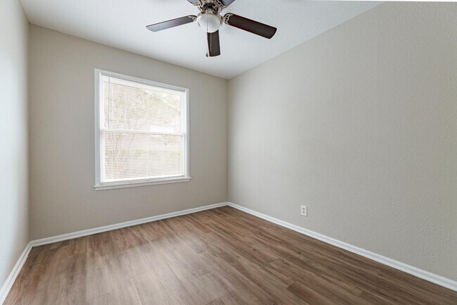 Building Photo - 875 Utopia Ln