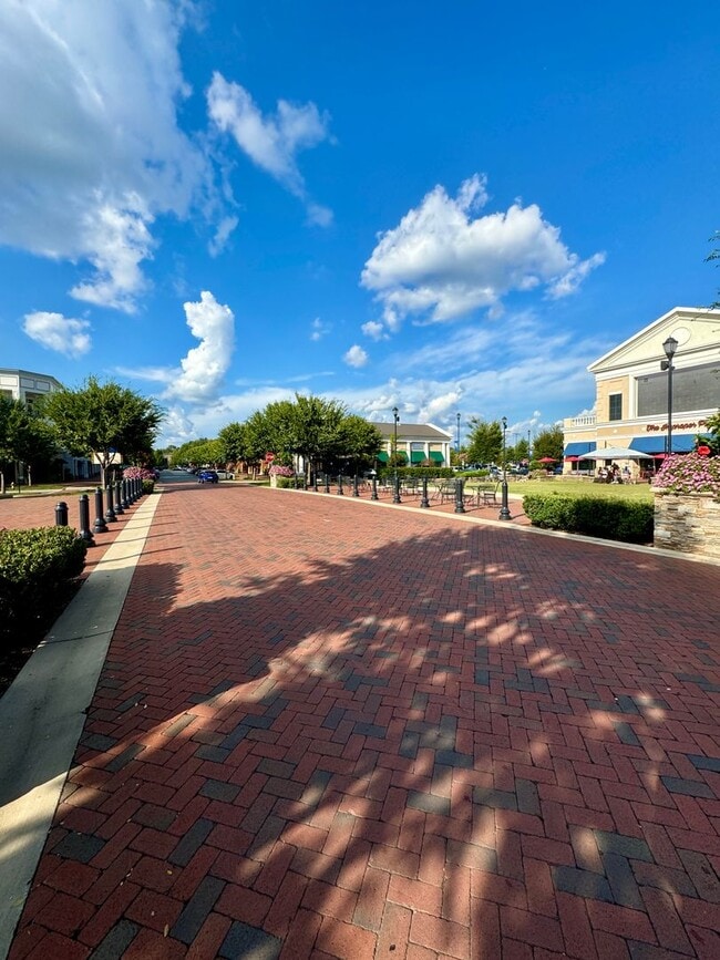 Building Photo - Beautiful 3BR/3.5BA Townhome in Rea Farms