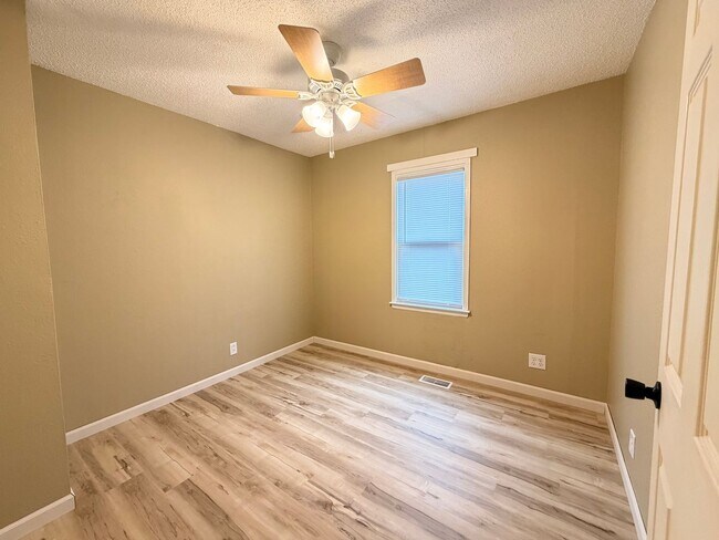 Building Photo - Remodeled 3 Bedroom! $975