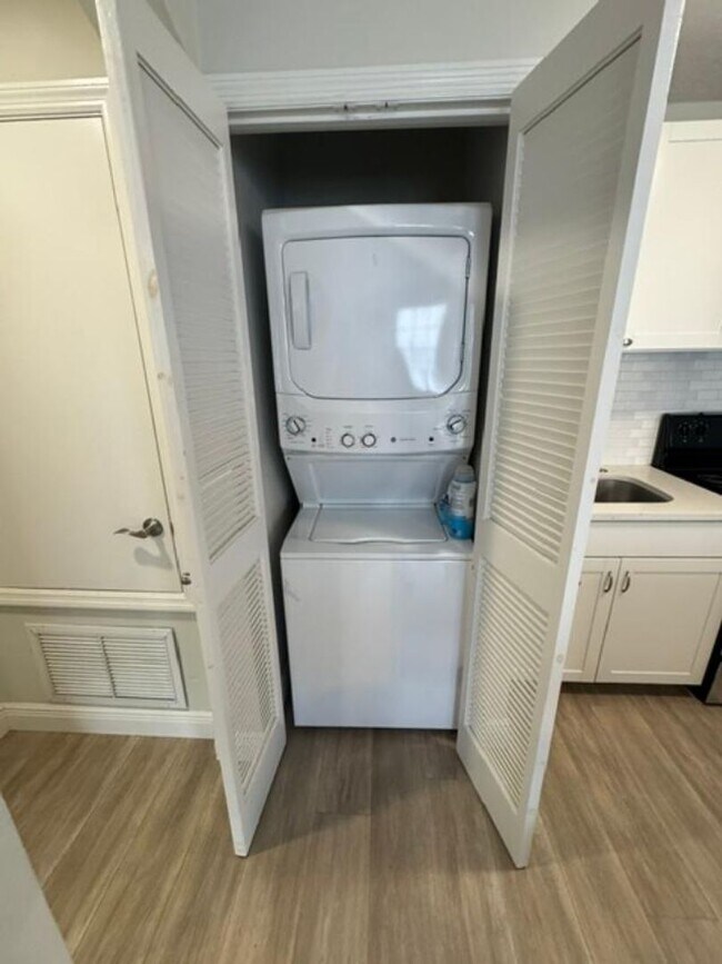 Building Photo - 1 Bedroom 1 Bath Renovated Garage Apartment in the Main Village of Celebration