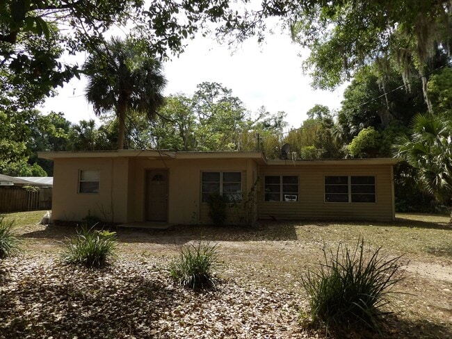 Building Photo - Orange City 3 Bedrooms 2 Bath 900 SQ FT Call Carole Arcaro 386-216-4900