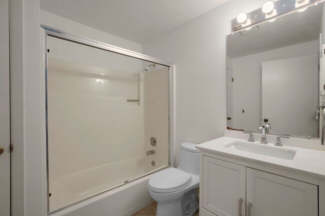 Building Photo - Beautiful 3 bedroom home in Lake Oswego!
