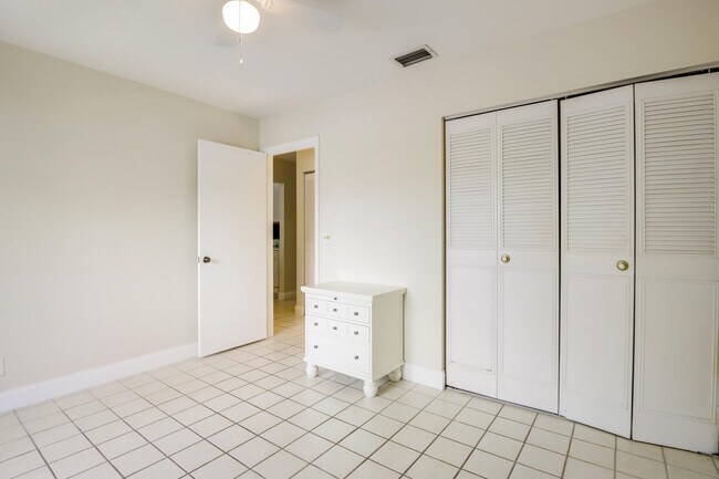 Building Photo - 3340 Lucerne Park Dr