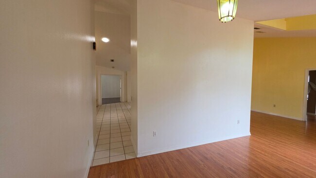 Building Photo - 3 Bed, 3 Bath, 2 Car garage.