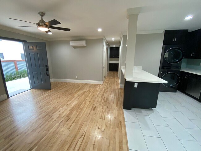 Building Photo - AC! In Unit Washer & Dryer! Reserved Onsite Parking! Downstairs Home!