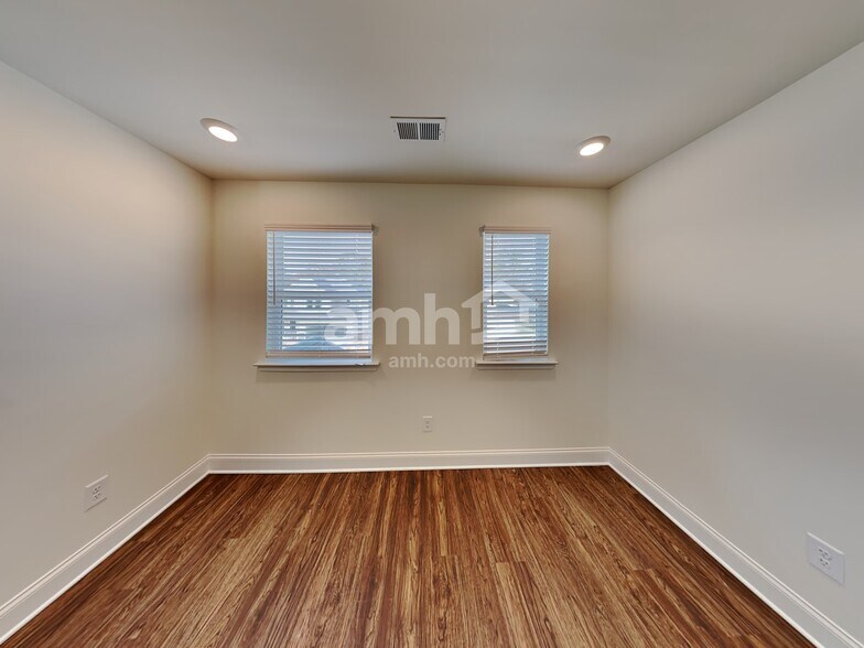 Building Photo - 516 Slew Dr