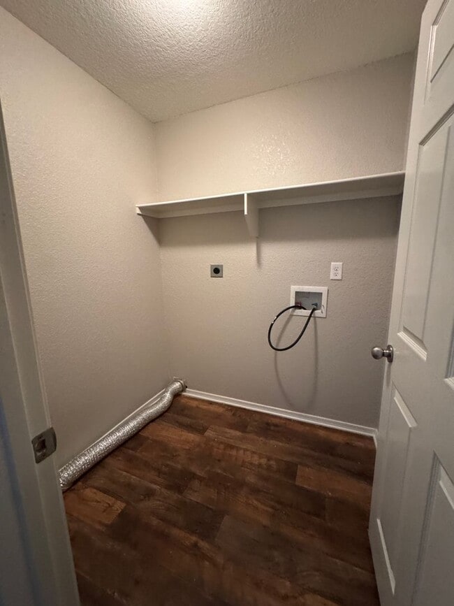 Building Photo - 4 Bed / 2 Bath Ready for move in!