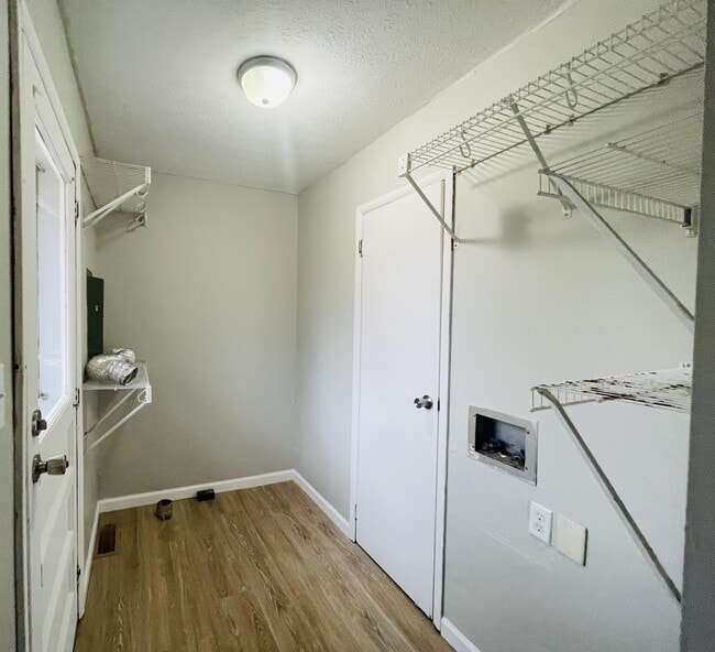 Building Photo - 1024 Plainview Dr