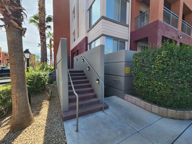 Building Photo - Luxury Mid-rise Condo unit  located on the...