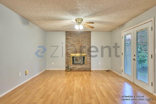 Building Photo - 3300 NE Robin Ct