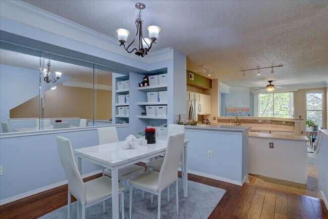 Building Photo - Beautiful 2bed/2bath/1car garage in Louisv...