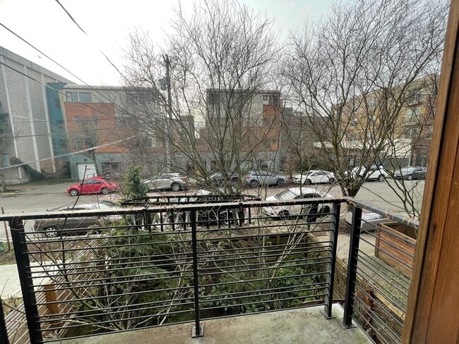 Building Photo - Modern Green Lake Townhome on Quiet Street!