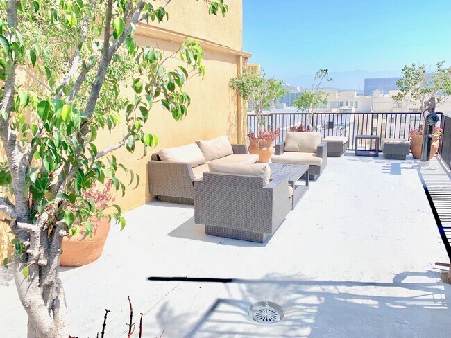 Building Photo - Top floor modern crafted spacious 1 Bed + ...