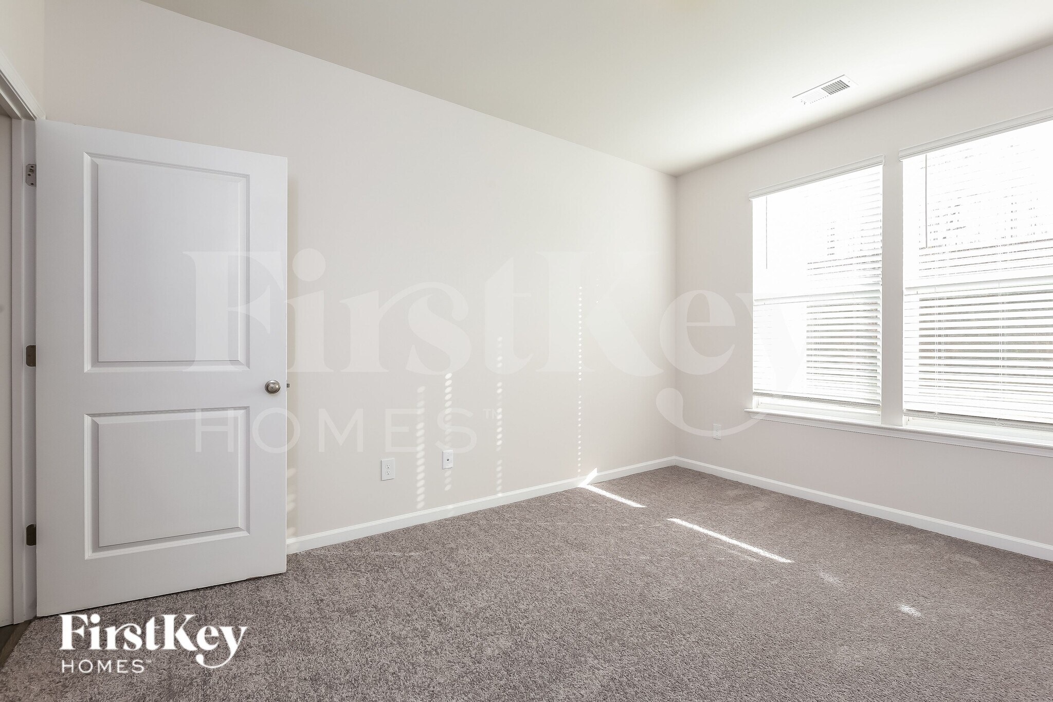 Building Photo - 566 Hillpark Ln
