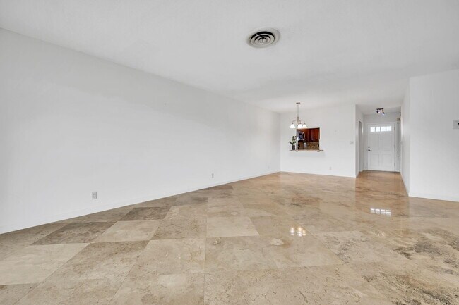 Building Photo - 2400 NE 36th St