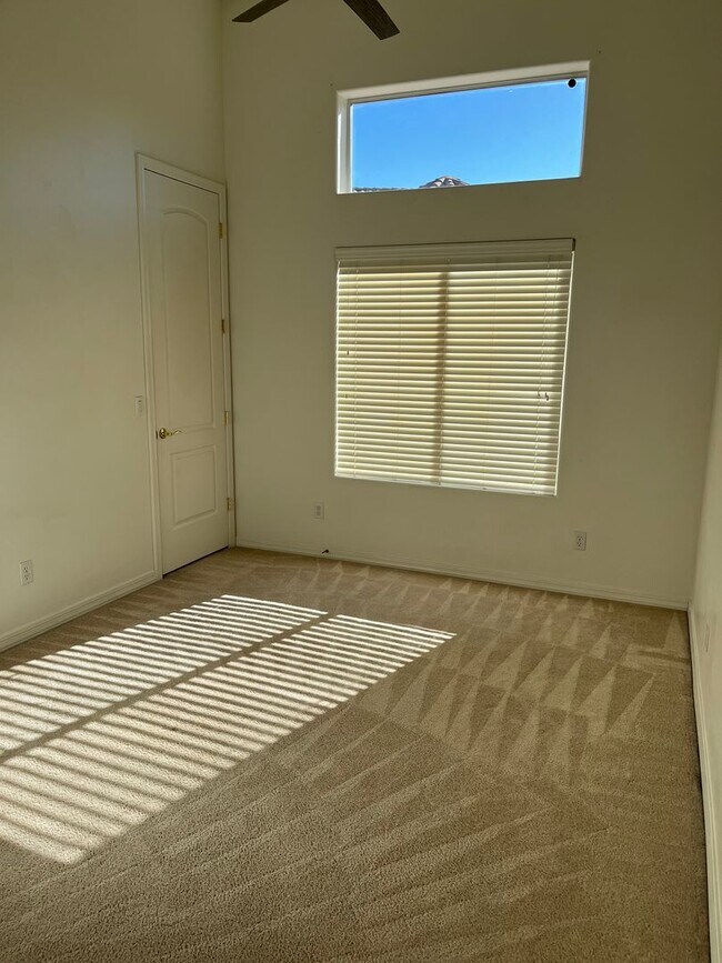 Building Photo - Elegant, spacious 3/2.5 home in gated LaPrivada