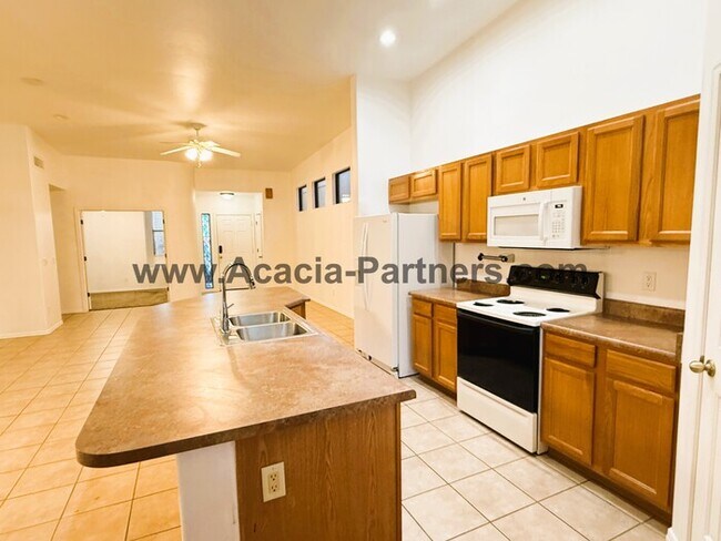 Building Photo - Three bedroom home in Barrio Central