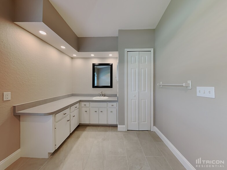 Building Photo - 3598 N Biscayne Dr