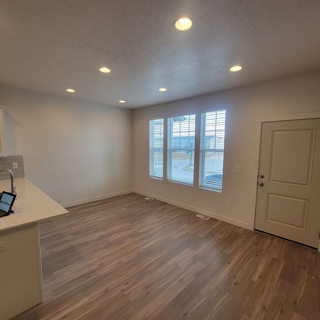 Building Photo - GET A MONTH OF RENT FOR FREE!!!