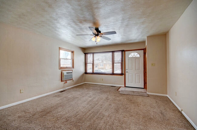 Building Photo - 323 S Hebbard St