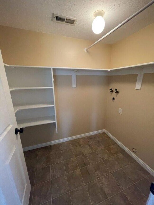 Building Photo - 2 Bed, 1.5 Bath Townhome in North Ogden with Private Patio – 2 Weeks Free Rent!