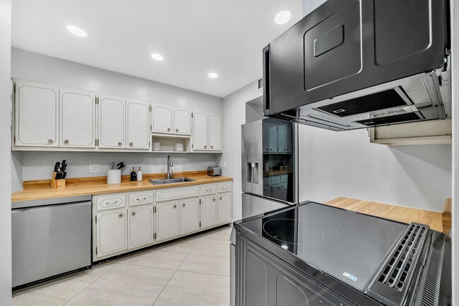 Building Photo - 170 N Ocean Blvd