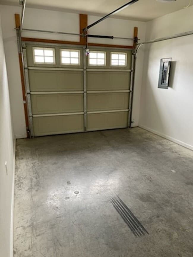 Building Photo - Emmyllie Ct- 130/132