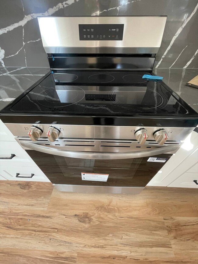 Building Photo - 540 W Elm Ave