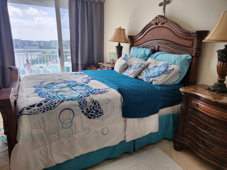 Master bedroom with private balcony overlooking marina - 18081 Biscayne Blvd